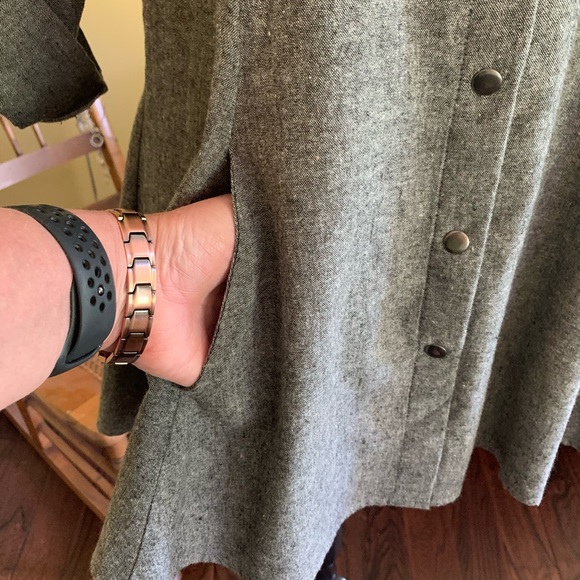 Women’s dress shirt. - Picture 3 of 3